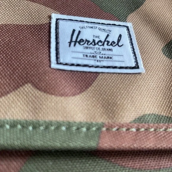 Herschel supply co. - messanger bag - camo - NWT* - Picture 4 of 5